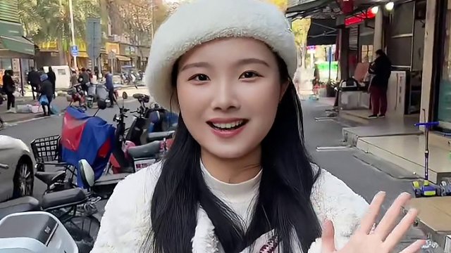 小时候的糕点配上小时候的一鸣，直接穿越回童年#一鸣真鲜奶吧 #鸣年更新鲜 #好好过场星龙年 #囤好货