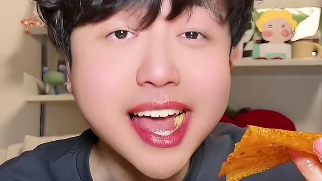 3块9的性价比，我愿称这个辣片为天花板！嘎嘎好吃，份量又非常大！#辣片 #辣条 #无辣不欢 #辣条真