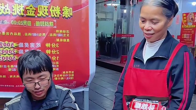 帅哥挑战成功不仅有螺丝粉，还可以送2个女朋友？#螺蛳粉