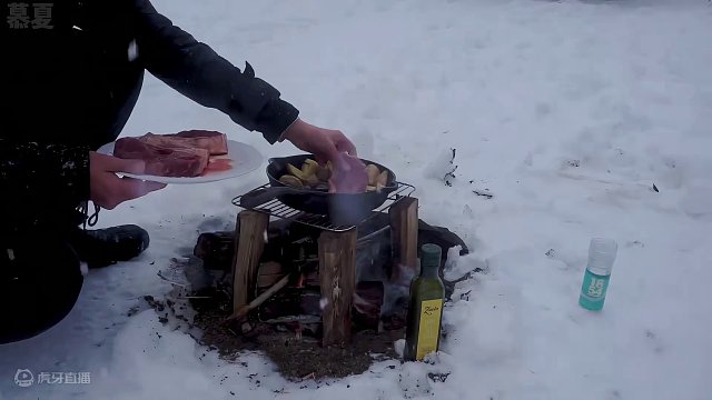 谁能拒绝在睡前看上一集超解压的沉浸式 #雪天露营  呢？