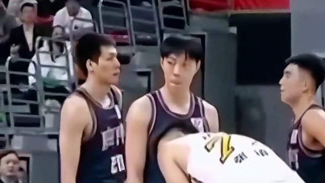 伤不起了！张峻豪和李虎翼，连续落地踩到广东球员脚受伤#辽粤大战