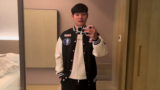 QQ飞车手游:本来是来领奖的，结果看到国服马总现场被粉丝围堵#qq飞车手游 