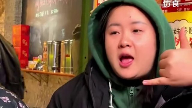 爱笑的少女心美女姐姐这次挑战5两加麻加辣，据说从小吃辣就很凶！#重庆小面 #重庆美食 #这一碗好过瘾