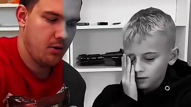 哥哥和弟弟分摊零食，结局万万想不到！#看一遍笑一遍 #意想不到的结局 #沙雕老外 #这操作都看傻了 