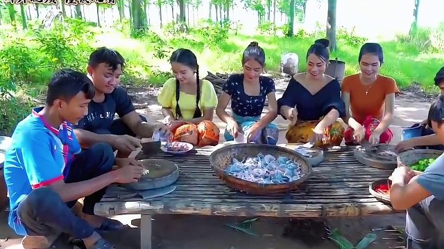 这样在一起团聚，大家有多久没有参加了，想想都是美好的回忆 #越南美食 #户外美食 #乡村美食