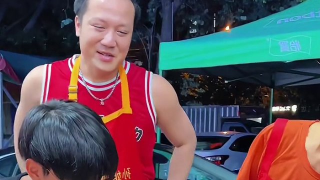 北京帅哥开跑车来挑战阿姨的螺蛳粉！你们觉得他能成功吗？#螺蛳粉