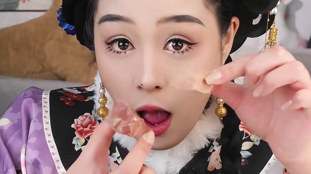 吃土博主的日常，一般人不要轻易尝试！#零食试吃员 #吃货日常 #古风造型 #天儿冷吃点啥 #开袋即食