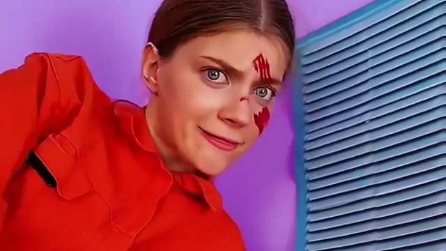 为了偷吃到保安糖果，假装用叉子划伤自己！#看一遍笑一遍 #意想不到的结局 #这操作都看傻了 #沙雕老