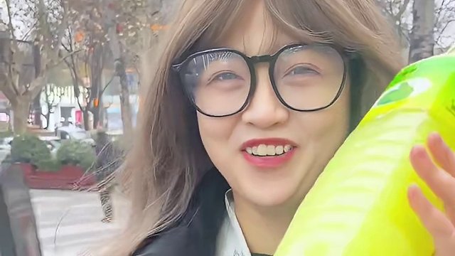 张圣叹直呼“威胁”的泰国酸柑水，我们也去“威胁”一下路人 #整蛊路人 #恶搞 #街头采访 #街头挑战