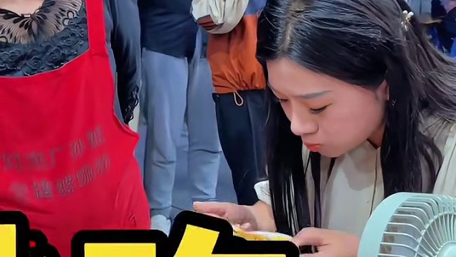 人不可貌相！8秒一碗，20秒两~这美女是要破记录吗？#螺蛳粉 #为家乡美食打call #地方特色小吃