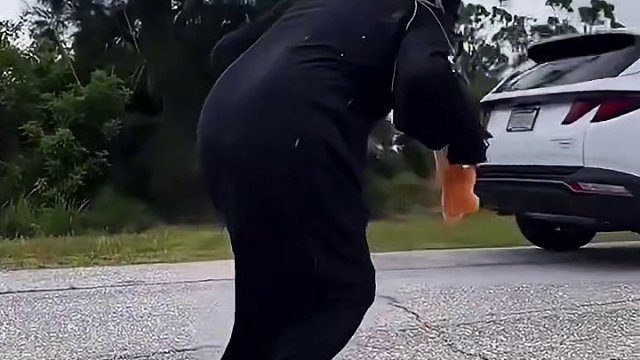 玩偶被红毛怪抢走扔掉，小怪物瞬间蒙圈了！#看一遍笑一遍 #意想不到的结局 #沙雕老外 #脑洞大开 #