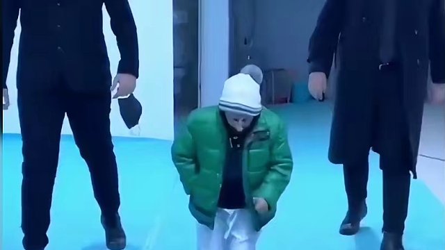 有人知道这个矮个子土豪的真实身份吗？