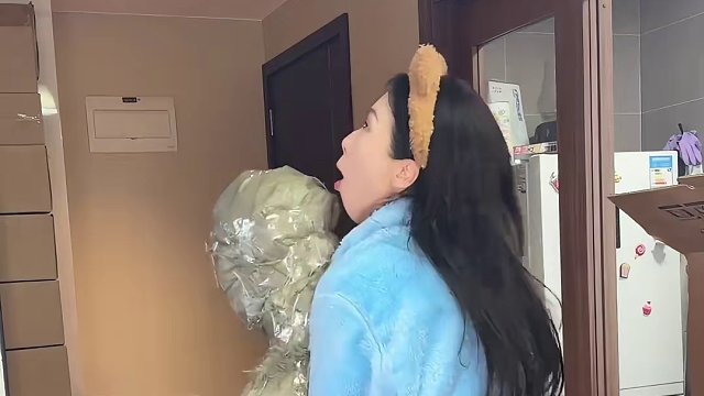 就怕她拿出剪刀拆快递 #整蛊 #情侣 #是时候龙重登场了  #拿捏新年新风向