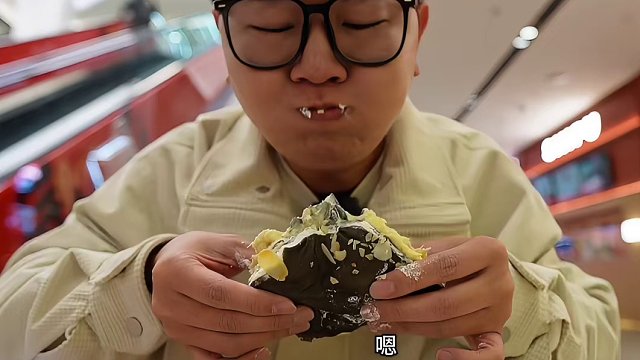 许榴记喊你来吃榴莲千层啦！正经猫山王榴莲！一口甜到心坎里#喜欢吃榴莲的看过来 #就让榴莲带走我的烦恼