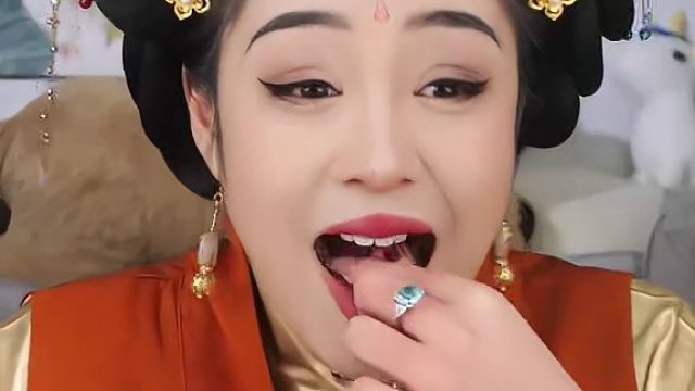 东北人都没吃过的蔓越莓到底是啥味儿啊？#好吃到停不下来 #吃货日常 #穿汉服过年 #治愈系入冬 #东