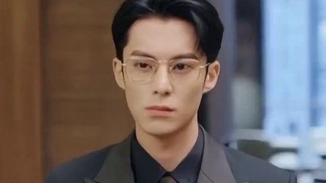 怎么感觉全世界都在宠王鹤棣啊，他怕不是高能在逃王子吧！#王鹤棣打游戏的精神状态