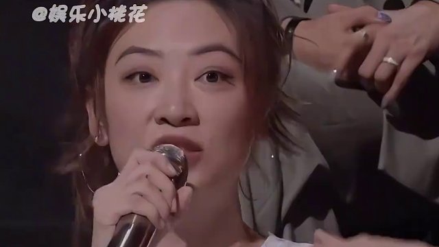 不是我的哥 你要不要这么爱啊 就夸你几句怎么笑得跟少女怀春一样啊!  #陈小春 #应采儿  #袁咏仪