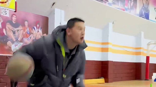 #篮球 #日常训练 #一分钟干货教学 
脚步结合球性训练
｜前后碎步坠步突破
｜左右碎步上步炸球虚晃