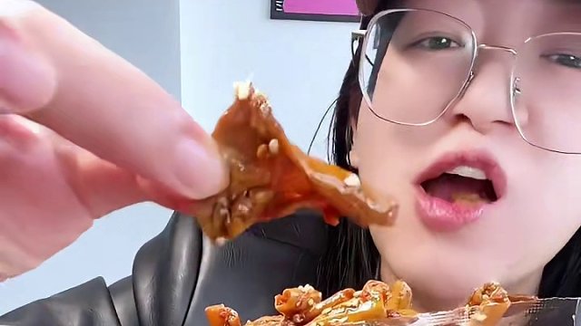 这个香辣鸭脆肠真的绝了！！QQ弹弹！卤的也相当入味,太过瘾了！！#鸭肠#解馋小零食