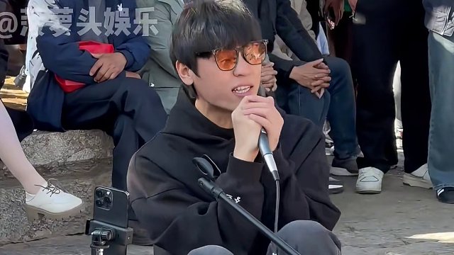 #隔壁老樊街头弹唱 我宣布!老樊的嗓音和古镇的适配性up,听着歌声已经觉得沉浸在古镇的氛围里了~#非