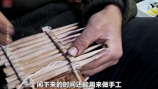 10人北极荒野求生，大佬喝啤酒吃烤鱼，菜鸟只能靠树皮充饥 #荒野求生 #野外生存 #户外