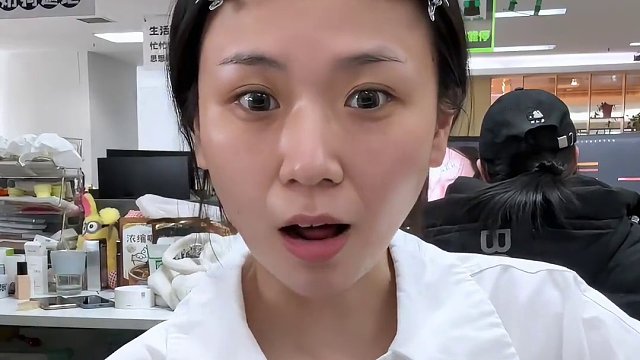 摸鱼一整体天还能变身睫毛精？真有你的！Ps：保佑不被老板刷到！#AKF睫毛膏#睫毛