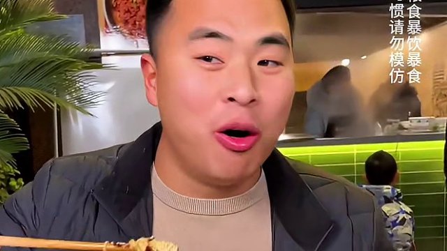 干瘦帅哥挑战一斤小面还要加几坨牛肉，围观群众看得比他紧张！#天冷吃碗热腾腾的面吧 #这一碗好过瘾 #
