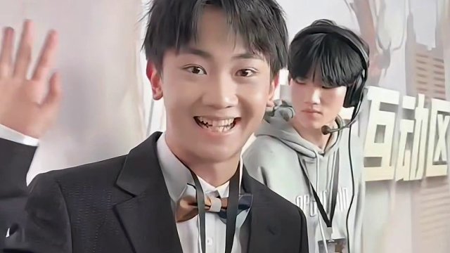 西装海子哥限时返场！许久未见～帅气又增添了几分，与海子哥隔空打招呼是什么感觉？速戳视频来看看吧！
#