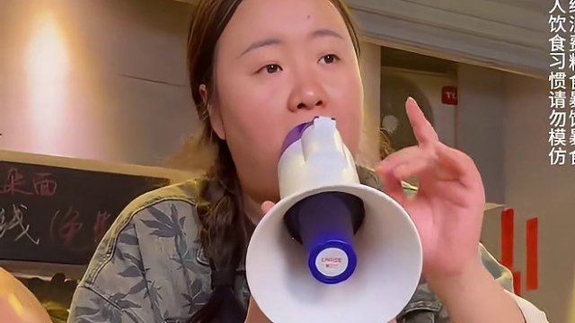 这个大哥吃辣确实凶，也确实是地道的重庆耙耳朵哈哈哈#天冷吃碗热腾腾的面吧 #妈呀太香了 #火锅米线 