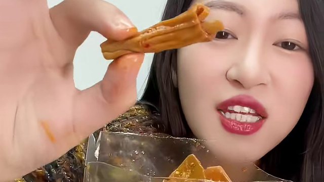 这个香辣鸭脆肠真的绝了！！QQ弹弹！卤的也相当入味,太过瘾了！！#鸭肠#解馋小零食