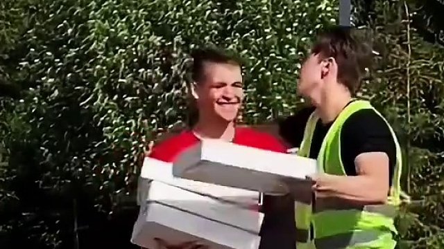 假装盲人街头测试路人，通过考验有平板相送！#看一遍笑一遍 #这操作都看傻了 #老外真会玩 #意想不到