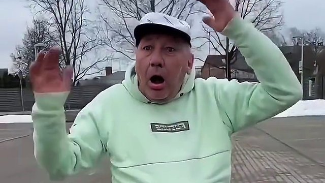 小男孩用气球恶搞爷爷，没想到最后反被套路了！#看一遍笑一遍 #这操作都看傻了 #沙雕老外 #老外真会