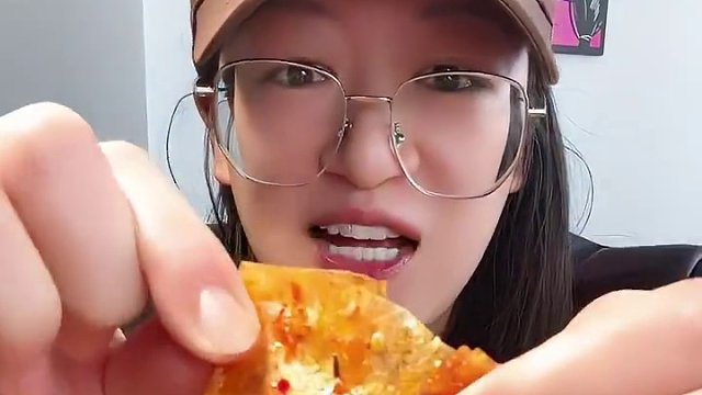 湖南爆辣豆卷，超辣超过瘾，你能吃几包！！#湖南爆辣豆卷#零食推荐#辣条