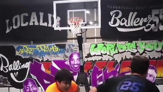 猜猜这个神秘的男人是谁？
#街球 #自由球风 #美式单挑 #1v1单挑 #ballerz55