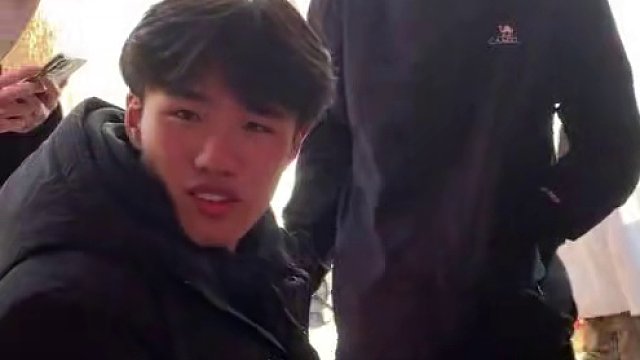 恁弟俩怎么跑俺这桌折起来了