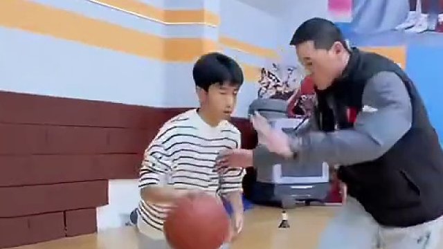 #篮球 #日常训练 #一分钟干货教学 
双人模拟综合防守强化
｜运球快速逼近快速后退
｜贴身式交叉步