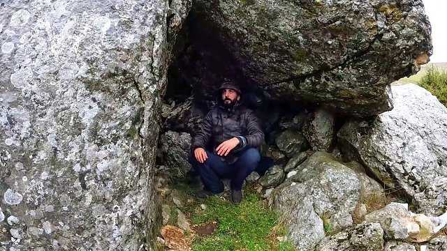 这是一个重达上万吨的庇护所，在里面居住绝对安全！#野外建造 #解压 #荒野建造