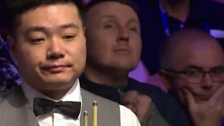 意外袋角斯諾克，丁俊暉和對(duì)手一起研究解球路線，搞笑又滑稽 #斯諾克  #丁俊暉  #一桿清臺(tái) 