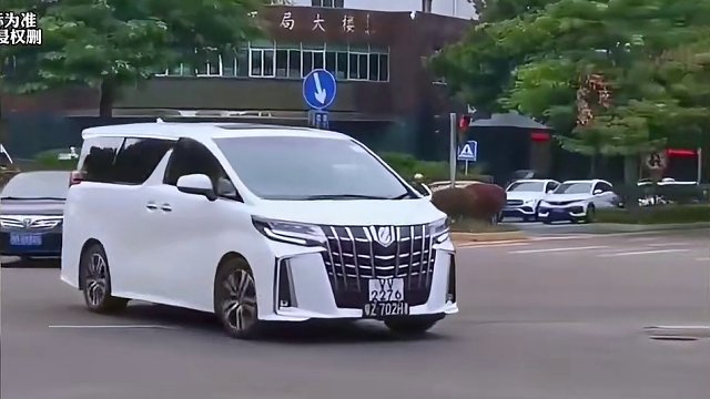 同样是面包车为何丰田埃尔法就不用喷字呢？