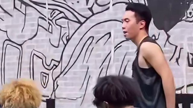 回复 @iu的评论 不是哥们，让你拿球说话也不敢，主页唯一的打球视频还是基础的三步高手上篮你都能剪个