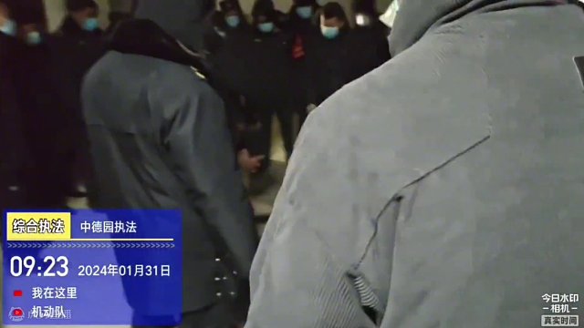 一个摆拳发力过猛，身体丢重心摔倒，一个下蹲躲闪漂亮！#拳击 #运动 #防身术 #执法现场 #文明执法