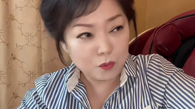 韩国妈妈收到爱吃精心准备的特别礼物！新奇亮相妈妈太满意了。#韩国媳妇金爱麟 #韩国干饭兄妹 #护肤