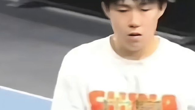 王楚钦紧握孙颖莎手：无声胜有声的鼓励支持#国乒 #孙颖莎 #王楚钦 #互相成就 #莎头 #巴黎奥运会