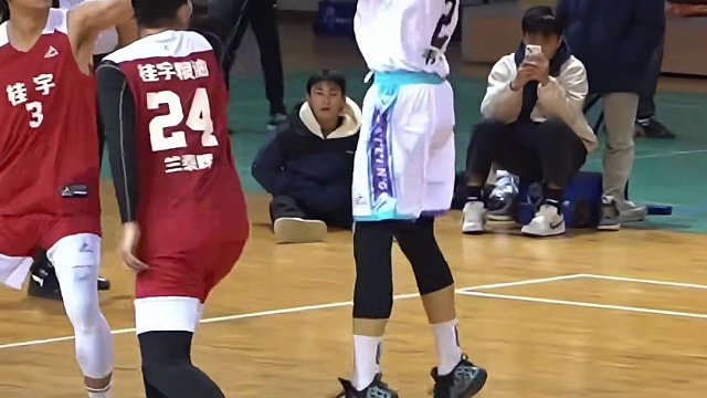 大化新星 广西青年队 2号  韦一锋 
个人精彩瞬间 
2024年河池市“酱客酒·迎春杯”篮球赛暨金