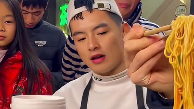 能吃辣的湖南人来挑战重庆小面能成功吗？#重庆小面 #重庆美食 #这一碗好过瘾