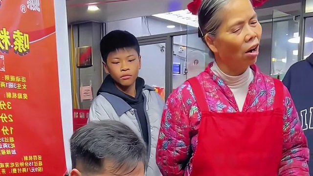 柳州本地帅哥来挑战！原因竟是.......#螺蛳粉 #为家乡美食打call 美食推荐官