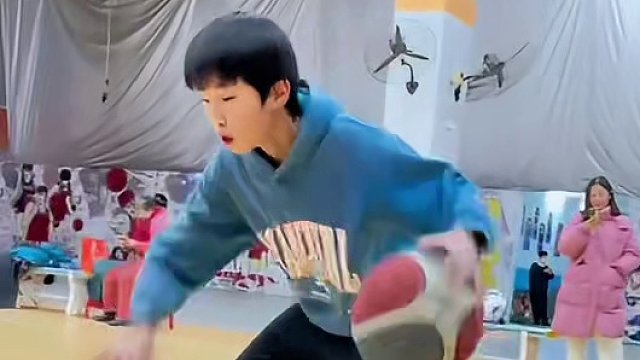 #篮球 #日常训练 #一分钟干货教学 
双球球性强化系列
｜双球开合跳来回
｜双球行进口袋坠步
｜刺