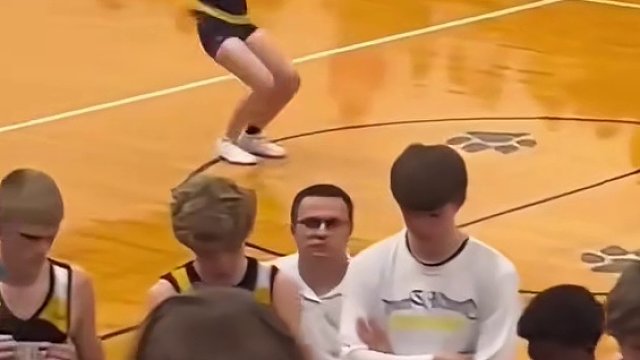 啦啦队长在比赛开始前展示个人能力！#啦啦队 #啦啦操 #体育生 #运动员 #校园