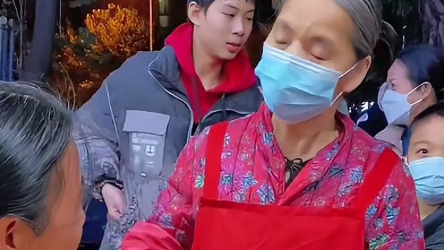 湖南美女第四次来进货了~这次是男生才敢 挑战的分量？#螺蛳粉 美食推荐官 #嗦粉 #妈呀太香了