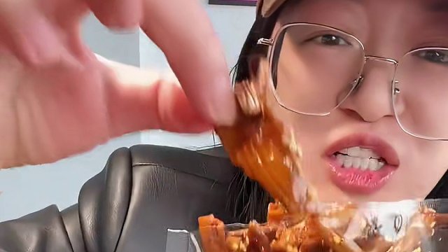 这个真的追剧绝配！湖南的香辣鸭脆肠吃起来太爽了！#鸭脆肠#鸭肠